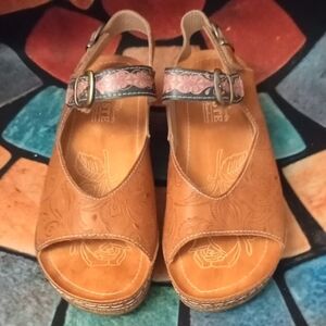 Elegant Tan Sandals with Buckle Detail